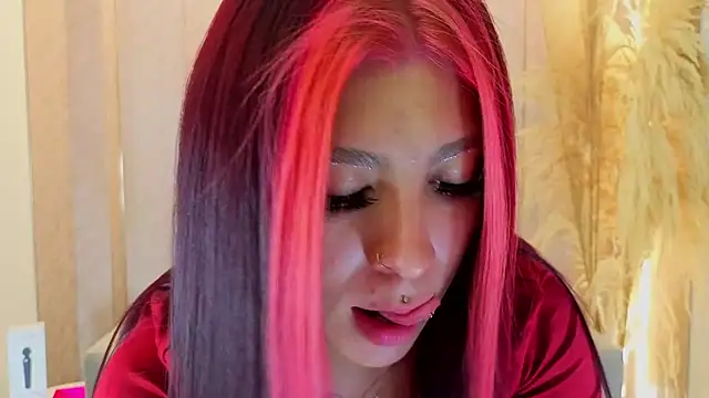 HilaryThomson2 live cam on Stripchat