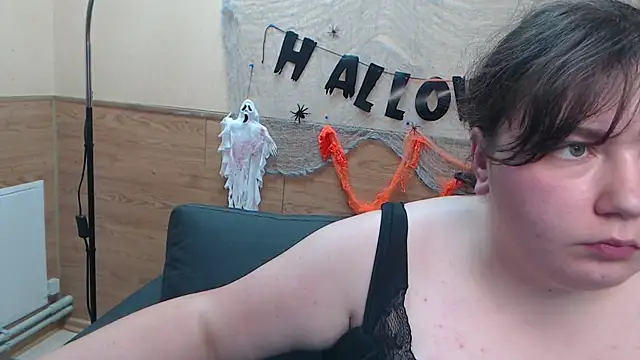 NeonilaLisova live cam on Stripchat
