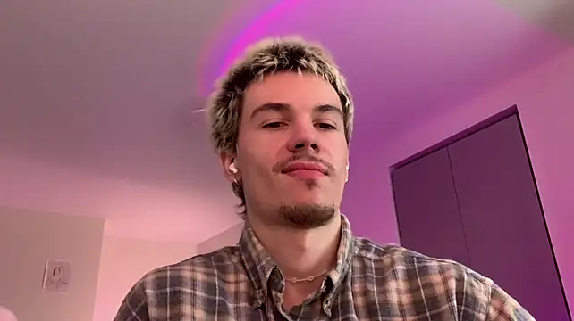 Jeremy1Scott live cam on Stripchat