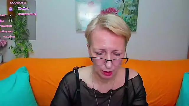 iamyourdream89 live cam on Stripchat