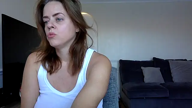 ElizabethArden42- live cam on Stripchat