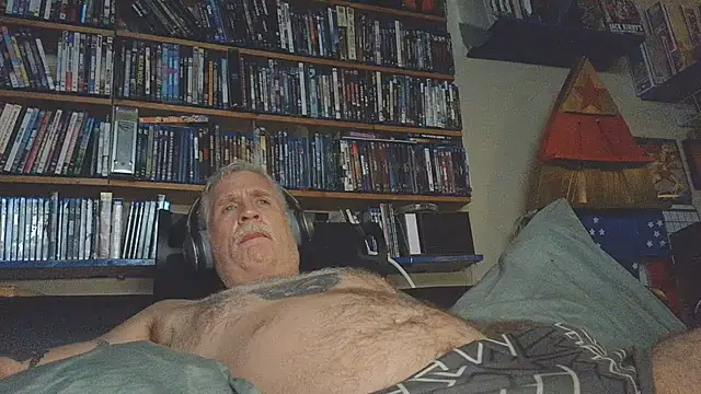 overmydadbody222 live cam on Stripchat
