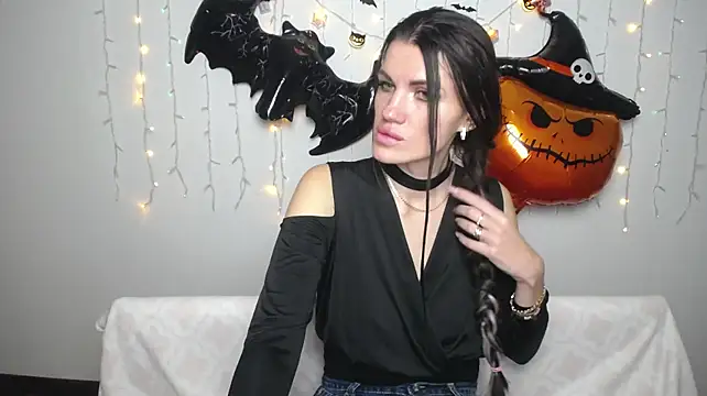 MilaLoona live cam on Stripchat