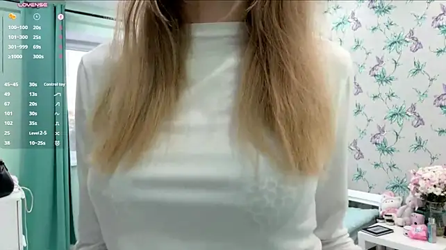 LianaLuecke的直播畫面