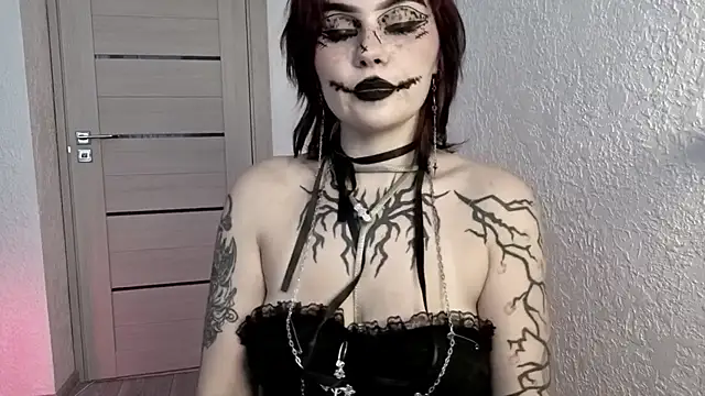 IntrigueYourDay live cam on Stripchat