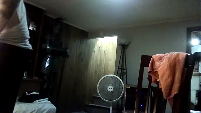 WyattL96 live cam on Stripchat