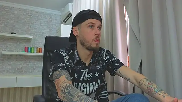 JonahShaw live cam on Stripchat
