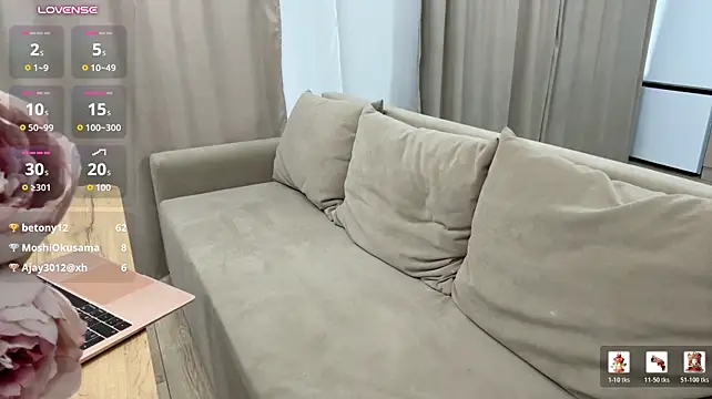 miiavixen live cam on Stripchat