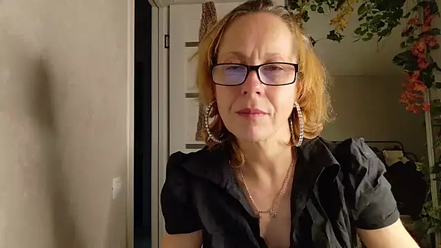 LioraWeiss live cam on Stripchat