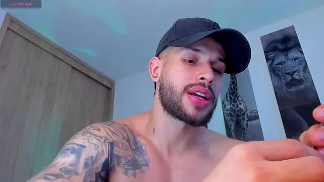 Santos_ramirez1 live cam on Stripchat