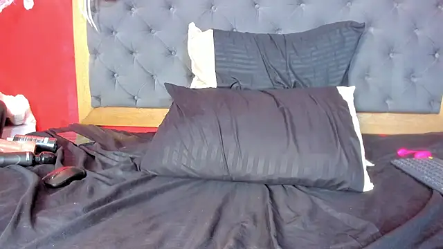 YayaHilton live cam on Stripchat