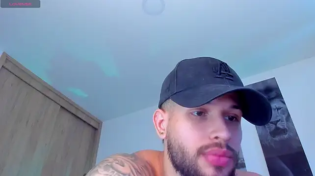 Santos_ramirez1 live cam on Stripchat