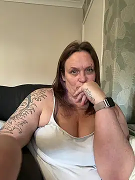 Big-Bootiej live cam on Stripchat