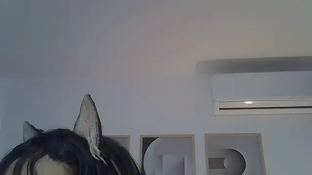 SkinnyKitten live cam on Stripchat