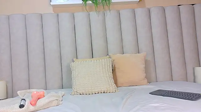 LilithMonroe petite live webcam model