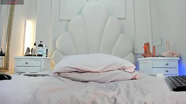 Nahomyrain live cam on Stripchat