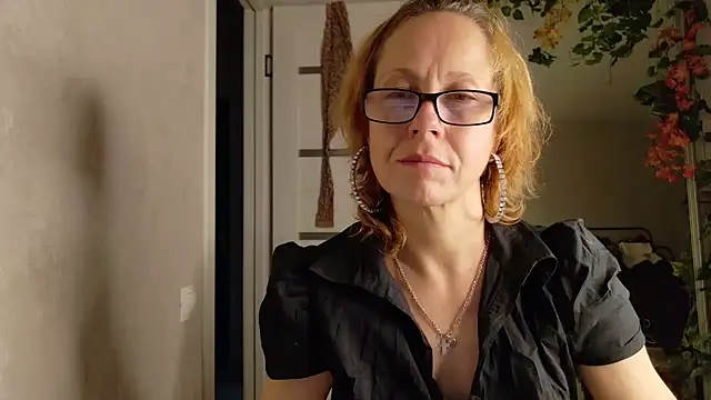 LioraWeiss live cam on Stripchat