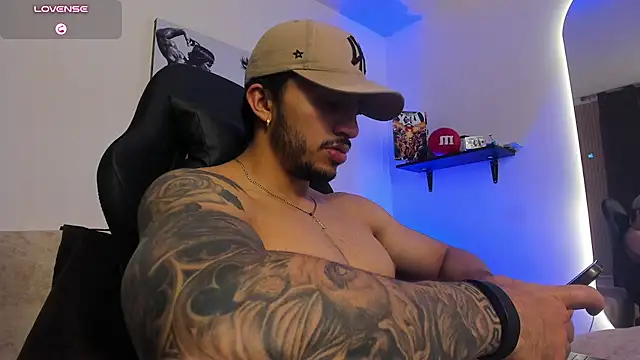 LiamReigns_ live cam on Stripchat