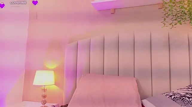 Cutee_Alessia live cam on Stripchat