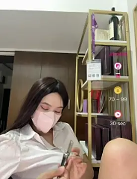 momoli_002 live cam on Stripchat