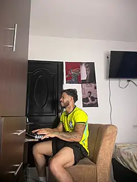 Enzomoretti__ live cam on Stripchat