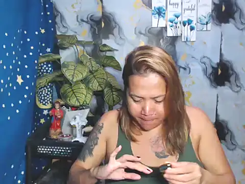 NorahMOREE live cam on Stripchat