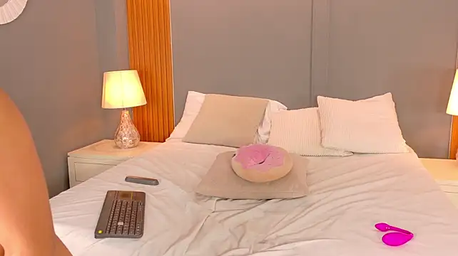 Juliana_Valencian live cam on Stripchat