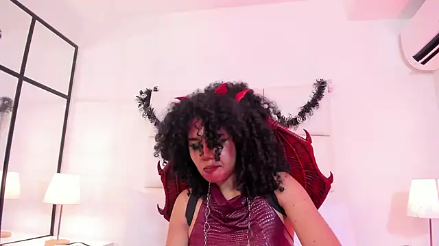 Kiraspell live cam on Stripchat
