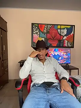 Felipe-ReyesF4 live cam on Stripchat