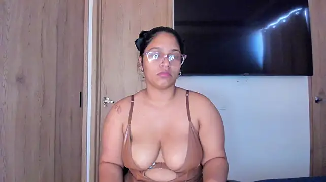 Vickyy30_ live cam on Stripchat