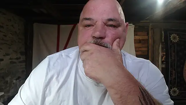 Newfiesausage1972 live cam on Stripchat