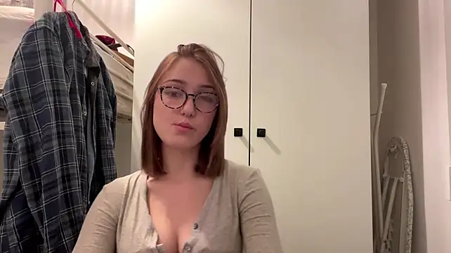 sereneglowz live cam on Stripchat