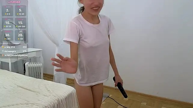 Little__Lunaa live cam on Stripchat