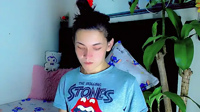 NathalialLooes live cam on Stripchat
