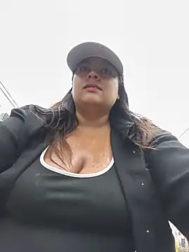 OUTDOORS_VELEN live cam on Stripchat