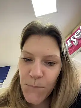 MaryHiggins live cam on Stripchat