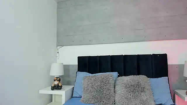 melanie_roux__ live cam on Stripchat