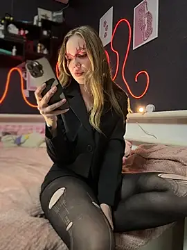 MilaMoone live now