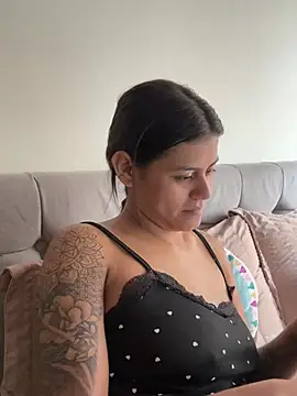 RachelWeisz_ live now