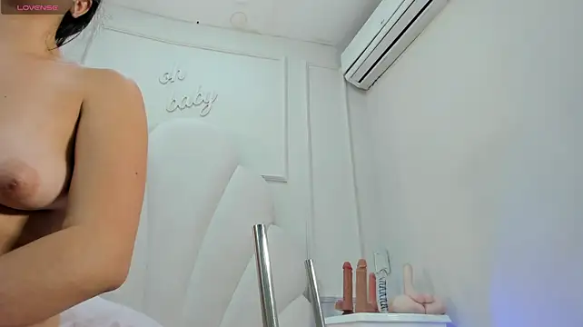 Nahomyrain live cam on Stripchat
