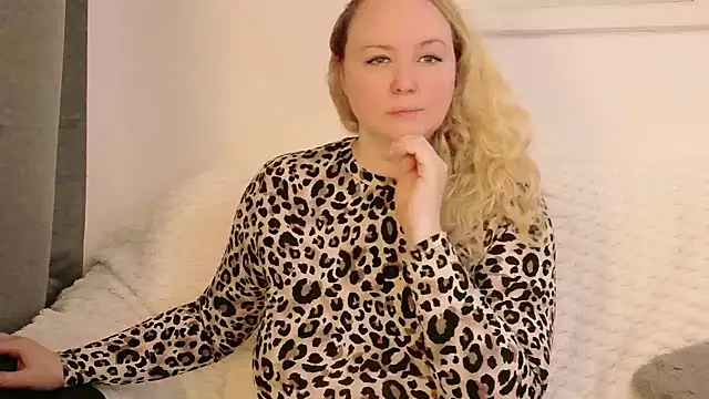 Sarah4you live cam on Stripchat