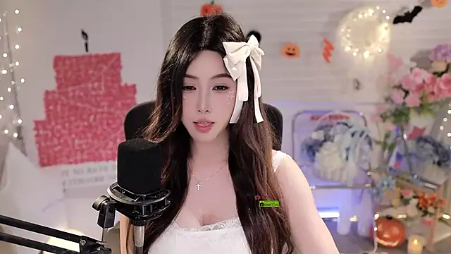 SleepArtist live cam on Stripchat