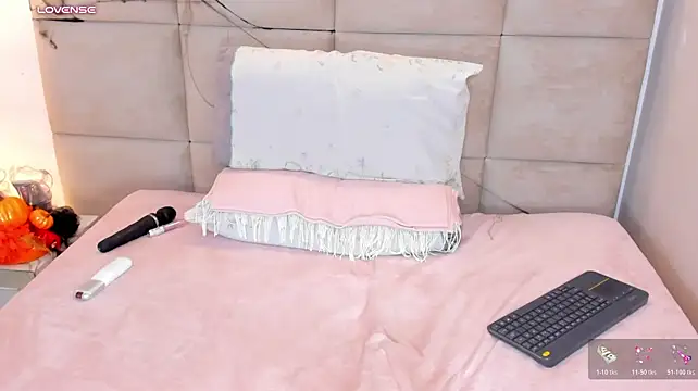 ViolettaReyyes live cam on Stripchat