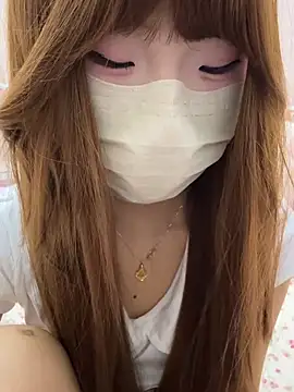 kkkkiiii-42的直播画面