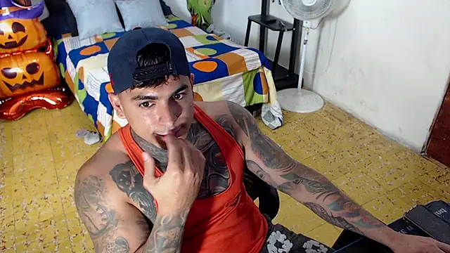 maxstroncm18 live cam on Stripchat
