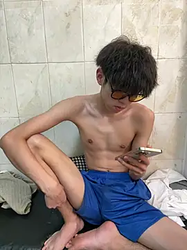 YT_11 live cam on Stripchat