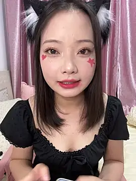 BIGBABYYEYE live cam on Stripchat