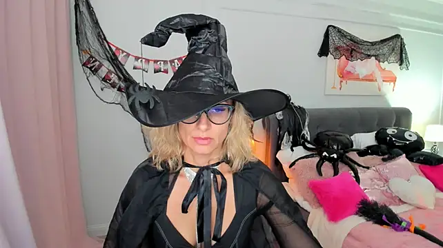 MuseOfStage live cam on Stripchat