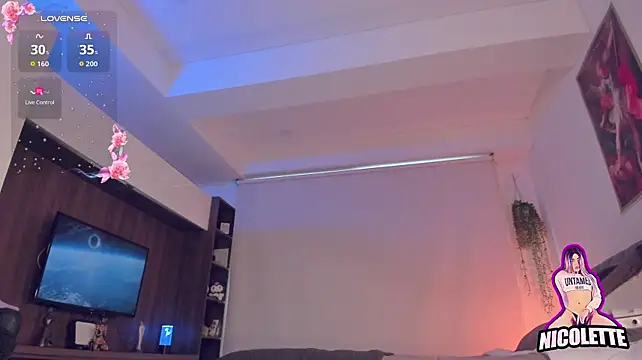 nicolette_tay live cam on Stripchat