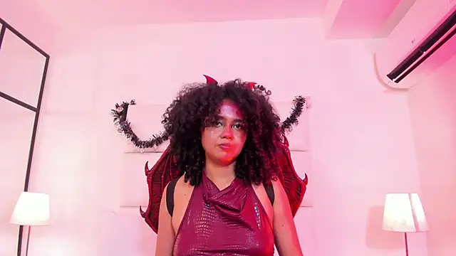 Kiraspell live cam on Stripchat